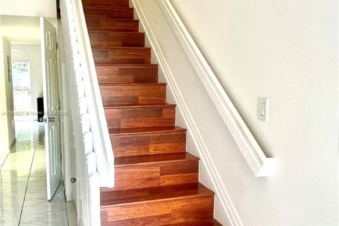 Townhouse in Miami, Florida 3 bedrooms, 136.57 sq.m. № 1955085 - photo 2