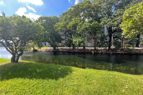 Townhouse in Miami, Florida 3 bedrooms, 136.57 sq.m. № 1955085 - photo 20