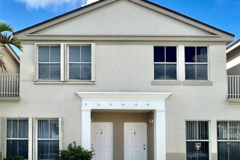 Townhouse in Miami, Florida 3 bedrooms, 136.57 sq.m. № 1955085 - photo 1