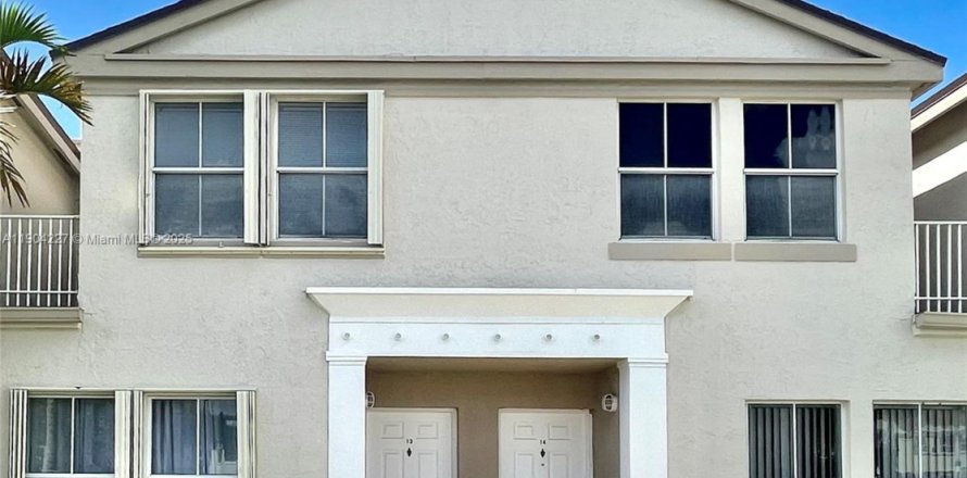 Townhouse in Miami, Florida 3 bedrooms, 136.57 sq.m. № 1955085