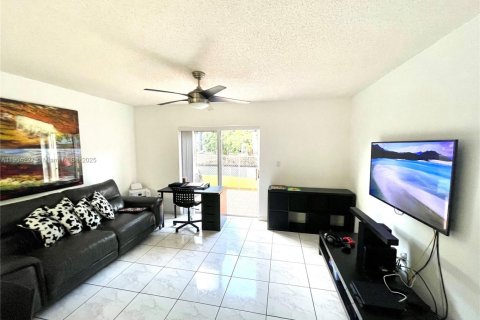 Townhouse in Miami, Florida 3 bedrooms, 136.57 sq.m. № 1955085 - photo 3