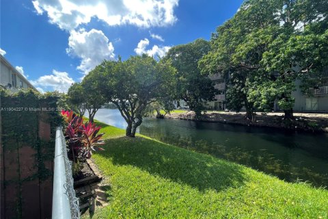 Townhouse in Miami, Florida 3 bedrooms, 136.57 sq.m. № 1955085 - photo 19