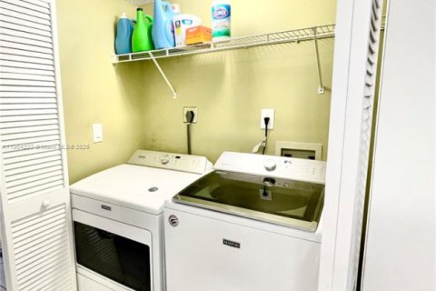 Townhouse in Miami, Florida 3 bedrooms, 136.57 sq.m. № 1955085 - photo 6