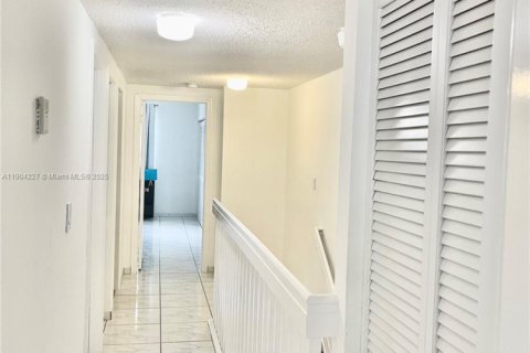 Townhouse in Miami, Florida 3 bedrooms, 136.57 sq.m. № 1955085 - photo 10