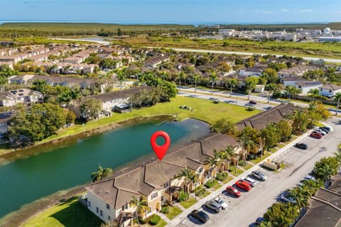 Townhouse in Cutler Bay, Florida 3 bedrooms, 157.19 sq.m. № 2026427 - photo 5