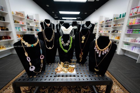 Commercial property in Hialeah, Florida № 1941347 - photo 3