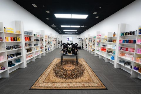 Commercial property in Hialeah, Florida № 1941347 - photo 1