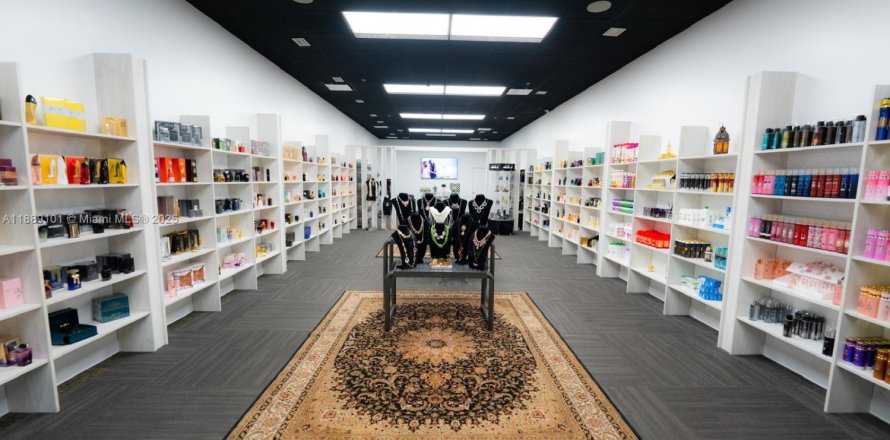 Commercial property in Hialeah, Florida № 1941347