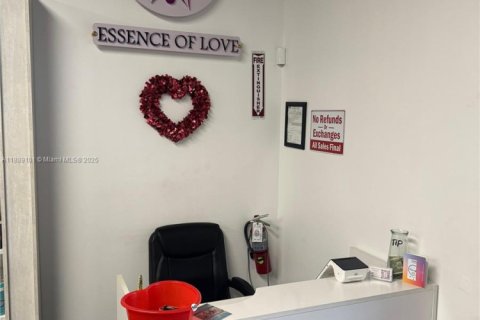 Commercial property in Hialeah, Florida № 1941347 - photo 5