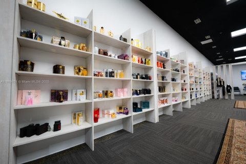 Commercial property in Hialeah, Florida № 1941347 - photo 2