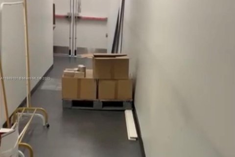 Commercial property in Hialeah, Florida № 1941347 - photo 12