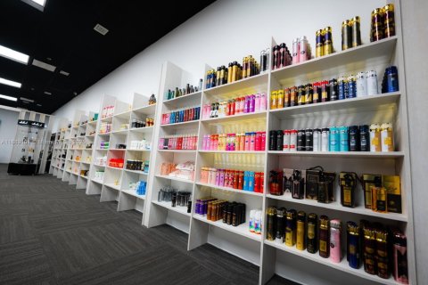 Commercial property in Hialeah, Florida № 1941347 - photo 4