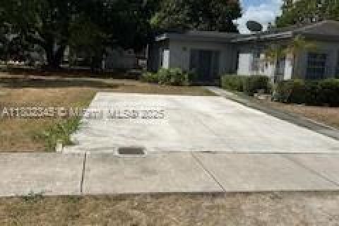 House in Miami, Florida 4 bedrooms, 170.01 sq.m. № 1688621 - photo 2