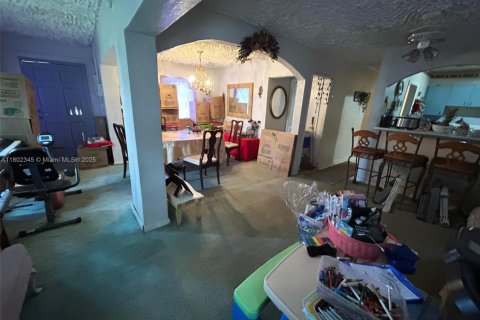 House in Miami, Florida 4 bedrooms, 170.01 sq.m. № 1688621 - photo 10