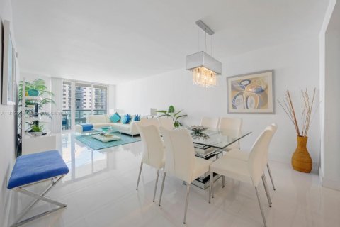 Condo in Sunny Isles Beach, Florida, 2 bedrooms  № 1869971 - photo 3