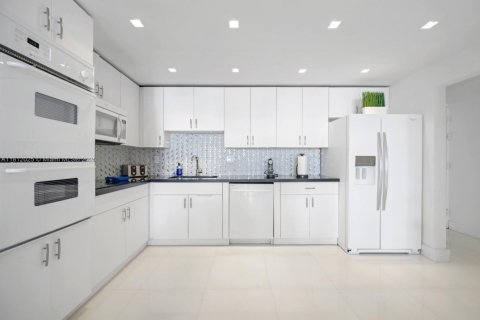 Condo in Sunny Isles Beach, Florida, 2 bedrooms  № 1869971 - photo 6