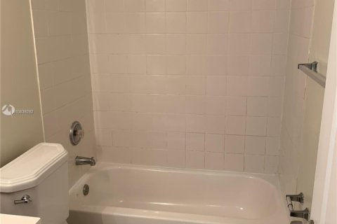 Condominio en venta en Tamarac, Florida, 2 dormitorios, 66.89 m2 № 1875685 - foto 6