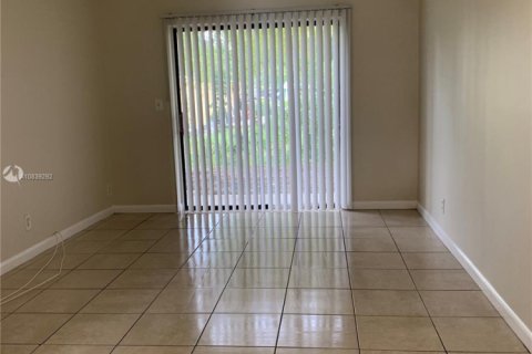 Condominio en venta en Tamarac, Florida, 2 dormitorios, 66.89 m2 № 1875685 - foto 3