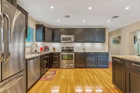 Casa en venta en Fort Lauderdale, Florida, 4 dormitorios, 218.6 m2 № 1730783 - foto 11