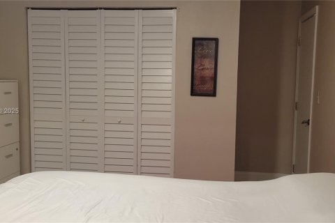 Casa en alquiler en South Miami, Florida, 3 dormitorios, 138.24 m2 № 1952164 - foto 6