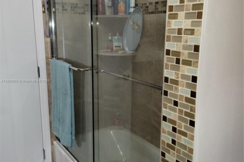 Casa en alquiler en South Miami, Florida, 3 dormitorios, 138.24 m2 № 1952164 - foto 10