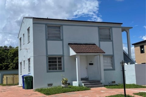 Commercial property in Miami, Florida № 1937916 - photo 1