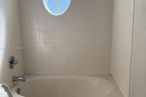 Снять в аренду таунхаус в Майами-Гарденс, Флорида 3 спальни, 131.83м2, № 1938207 - фото 10