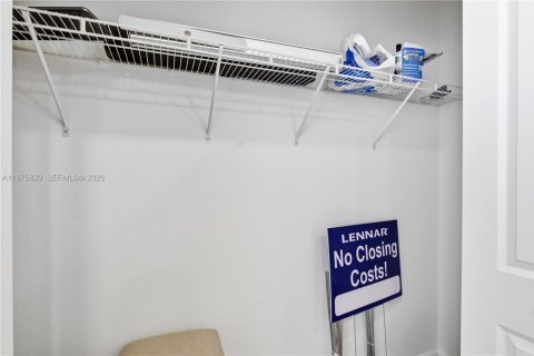 House in Miami, Florida 4 bedrooms, 179.02 sq.m. № 2042409 - photo 7