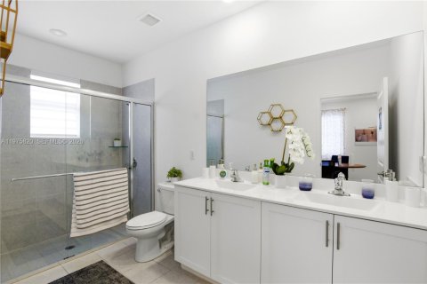 House in Miami, Florida 4 bedrooms, 179.02 sq.m. № 2042409 - photo 22