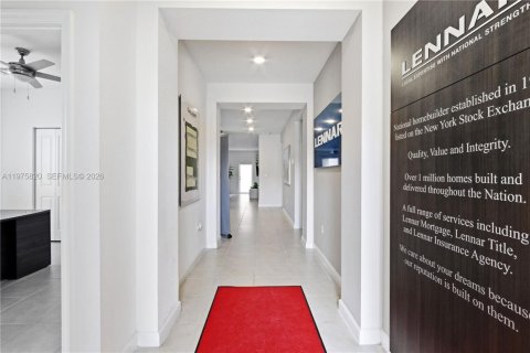 House in Miami, Florida 4 bedrooms, 179.02 sq.m. № 2042409 - photo 4