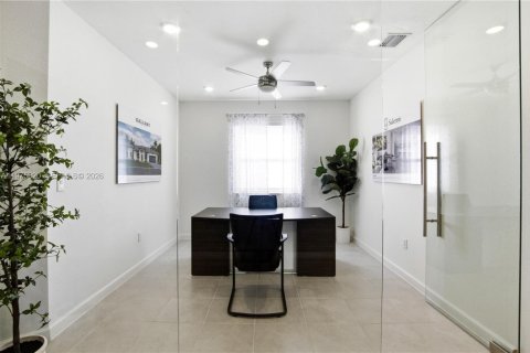 House in Miami, Florida 4 bedrooms, 179.02 sq.m. № 2042409 - photo 17