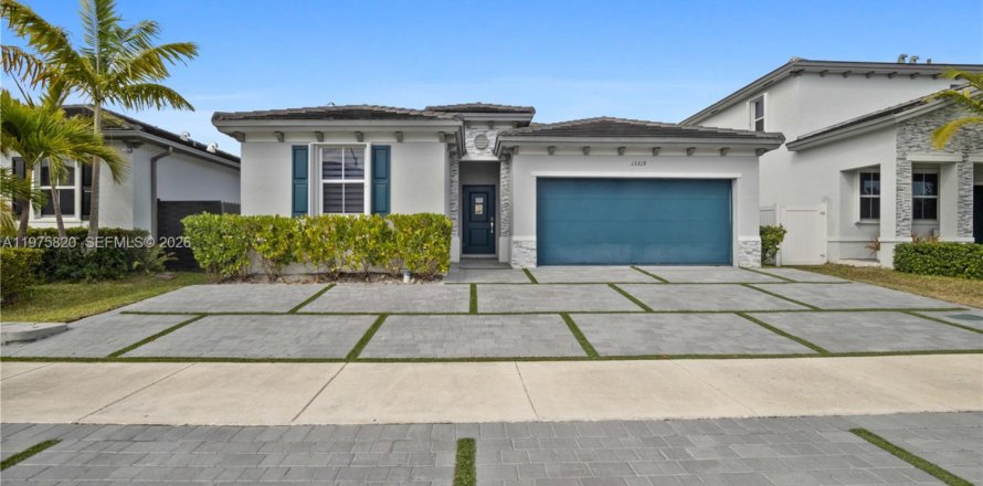 House in Miami, Florida 4 bedrooms, 179.02 sq.m. № 2042409