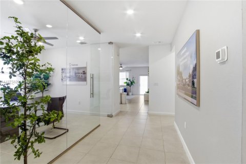 House in Miami, Florida 4 bedrooms, 179.02 sq.m. № 2042409 - photo 12