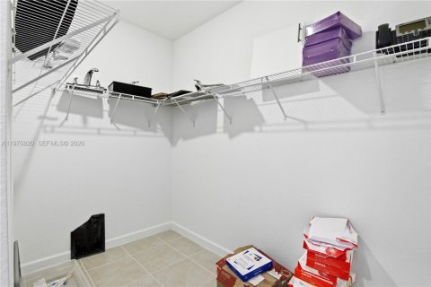 House in Miami, Florida 4 bedrooms, 179.02 sq.m. № 2042409 - photo 21