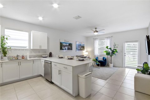 House in Miami, Florida 4 bedrooms, 179.02 sq.m. № 2042409 - photo 25