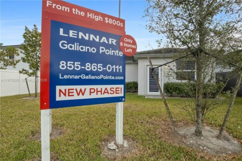 House in Miami, Florida 4 bedrooms, 179.02 sq.m. № 2042409 - photo 30