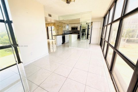 Condo in Miami Beach, Florida, 2 bedrooms № 2081560 - photo 10