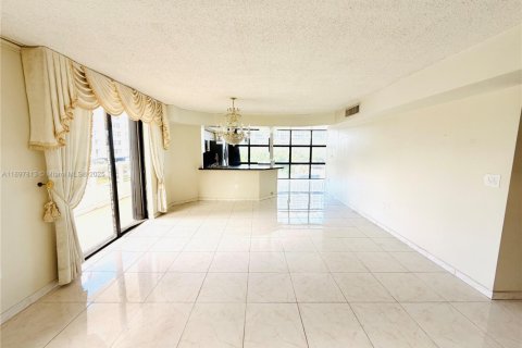 Condo in Miami Beach, Florida, 2 bedrooms № 2081560 - photo 4