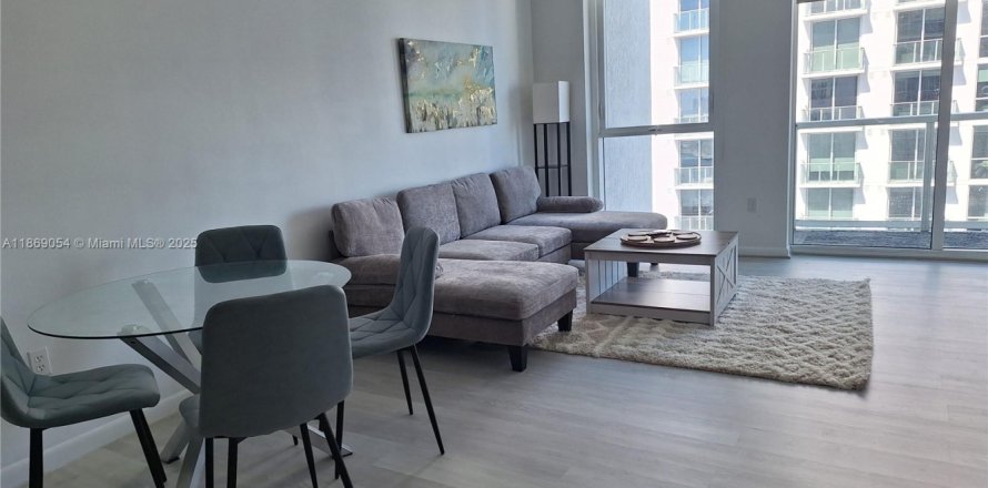 Condo in Miami, Florida, 1 bedroom № 2076742
