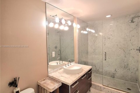 Condo in Miami, Florida, 1 bedroom № 2076742 - photo 4