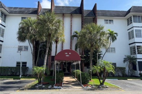 Condominio en venta en Lauderhill, Florida, 2 dormitorios, 110.09 m2 № 1874400 - foto 1