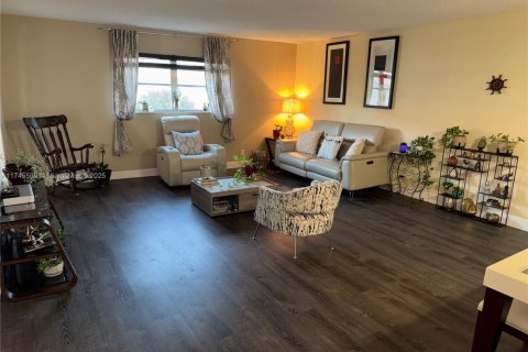 Condominio en venta en Lauderhill, Florida, 2 dormitorios, 110.09 m2 № 1874400 - foto 9