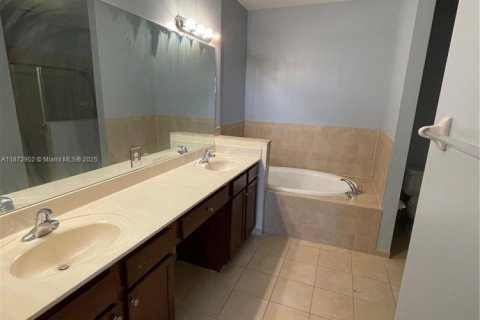 Casa en alquiler en Cutler Bay, Florida, 5 dormitorios, 270.9 m2 № 1897704 - foto 28