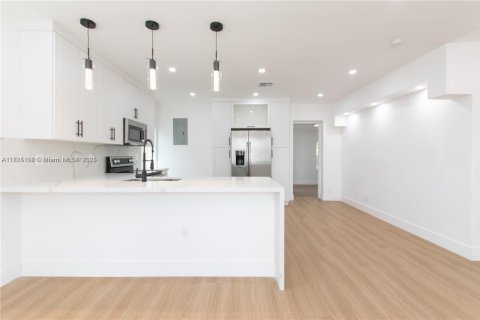 House in Miami, Florida 3 bedrooms, 109.16 sq.m. № 1794500 - photo 1