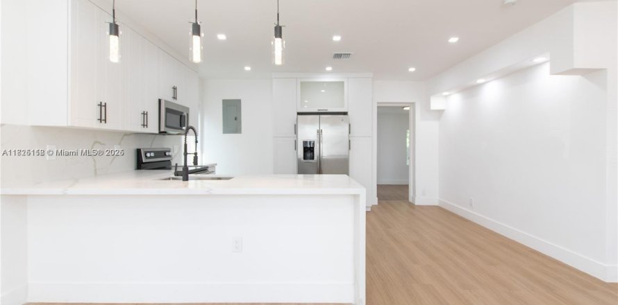 House in Miami, Florida 3 bedrooms, 109.16 sq.m. № 1794500