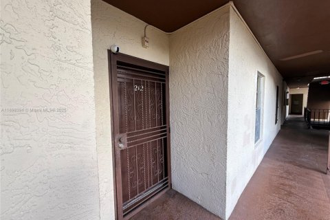 Apartment in Sweetwater, Florida 2 bedrooms, 66.89 sq.m. № 1950982 - photo 7