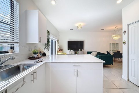 Townhouse in Miami Gardens, Florida 3 bedrooms, 124.86 sq.m. № 1845493 - photo 15