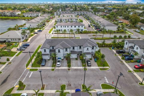 Townhouse in Miami Gardens, Florida 3 bedrooms, 124.86 sq.m. № 1845493 - photo 1