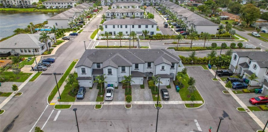 Townhouse in Miami Gardens, Florida 3 bedrooms, 124.86 sq.m. № 1845493