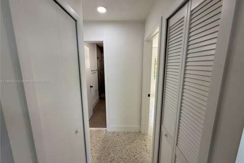 Condo in Miami, Florida, 2 bedrooms  № 1978057 - photo 7